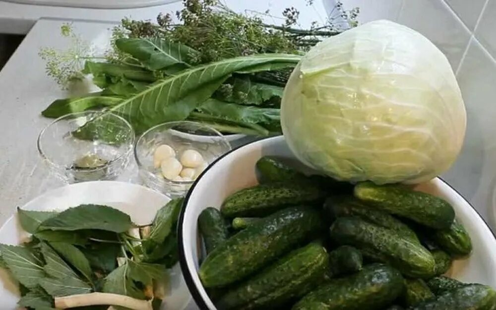 Огурцы в капусте на зиму рецепты. Закупорить огурцы капусту. почему огурцы и капусту закатывают по разному.