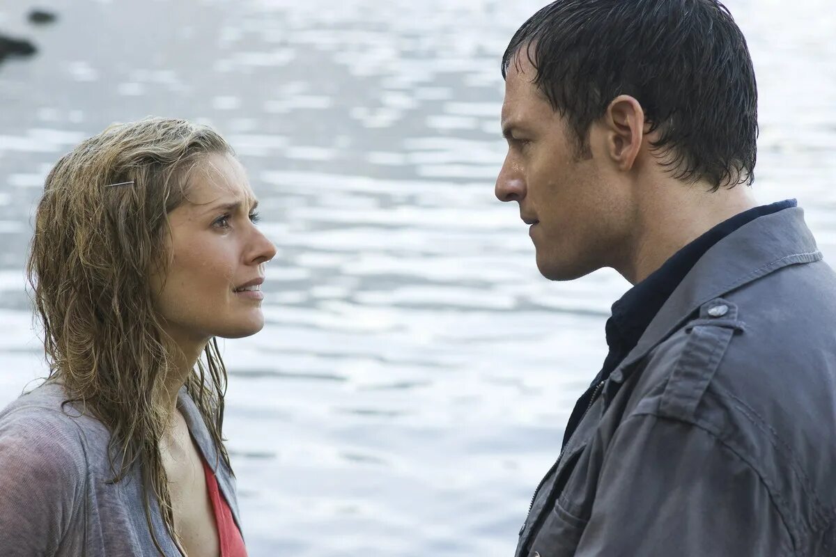 Девятилетний мальчик со сломанными руками спас сестру из пожара. Мужчина спасает женщину. Мукда и майк лакорн. Годзилла 2014 аарон тейлор джонсон. Сумерки новолуние джейкоб.