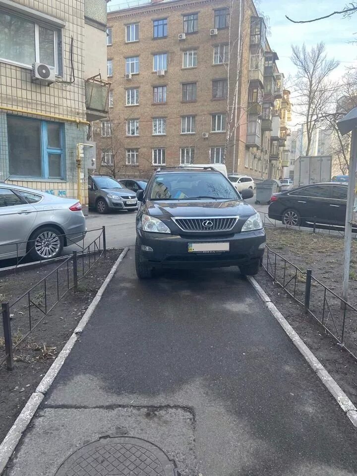 Парковка на тротуаре во дворе жилого дома. Машина на тротуаре. Стоянка автомобиля на тротуаре. Парковка на тротуаре во дворе. Неправильная парковка на тротуаре.