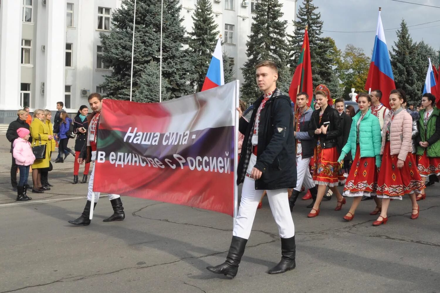 Сколько в приднестровье российских. День народного единства ПМР. Жители Приднестровья. Приднестровье ЖЖИТЕЛИ. Тирасполь жители.