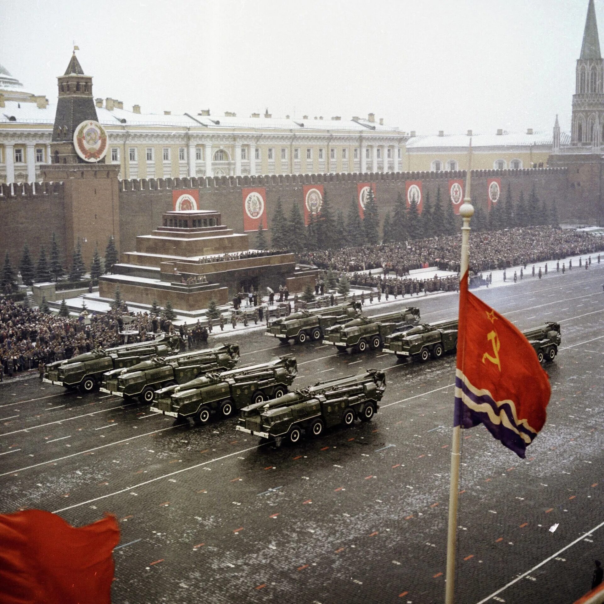 Военный парад ссср. Парад Октябрьской революции 1941. Парад Октябрьской революции СССР. Парад 7 ноября СССР. Парад Октябрьской революции 1991.