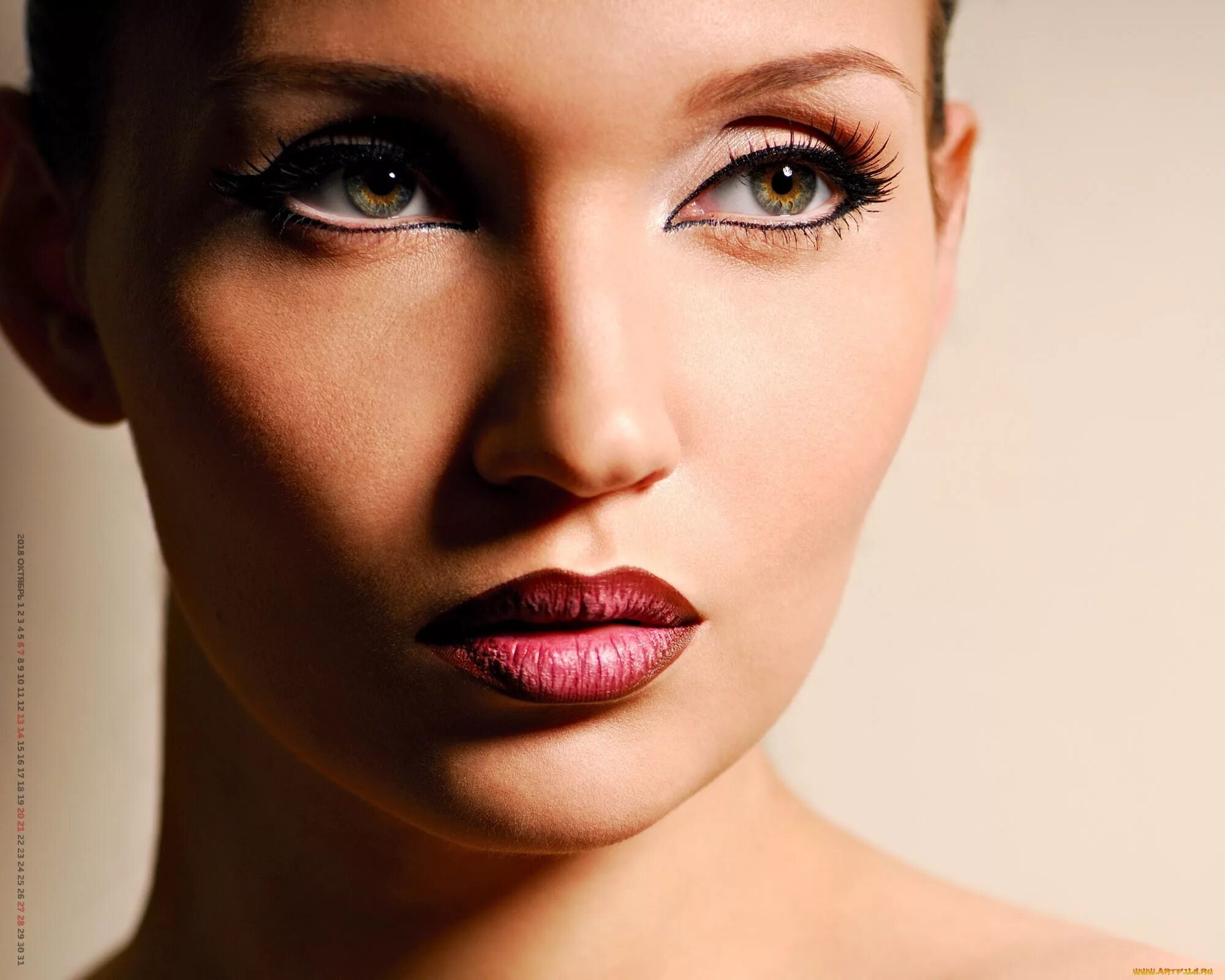 Обратить взгляд. Красивое лицо девушки. Обратить взгляд. Обратить взгляд. Пустой взгляд.