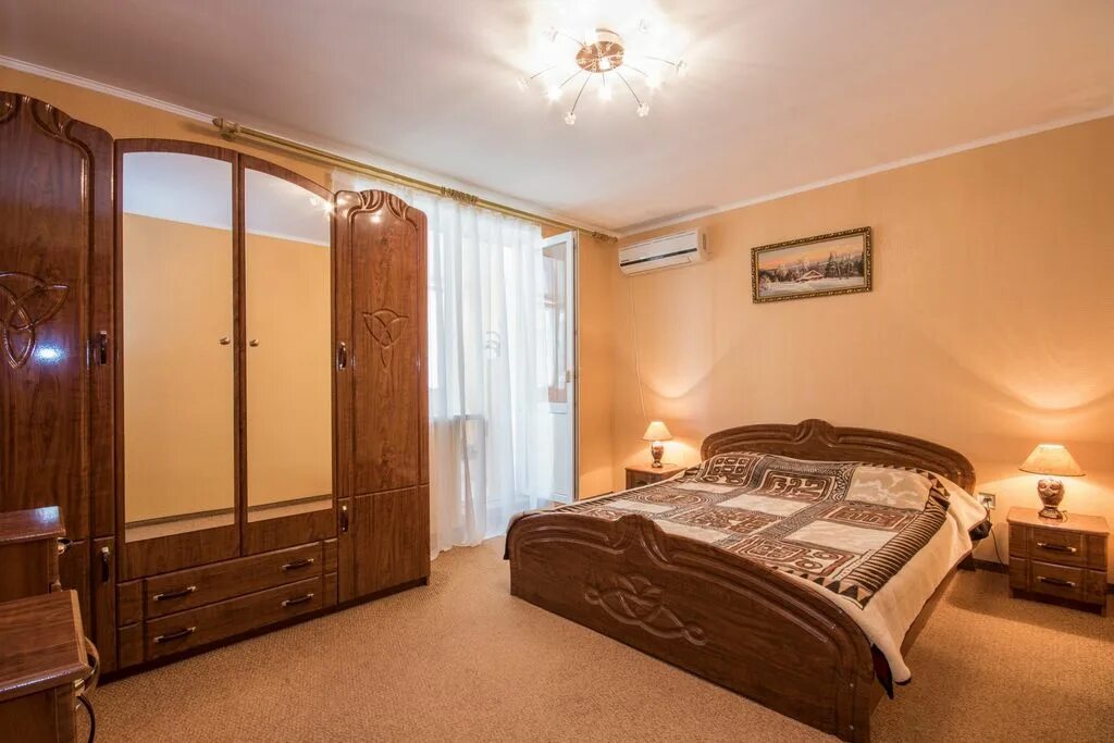 Судак улица шелковый путь. Апартаменты в судаке у моря. Квартира в судаке кухня в квартире. Судак апартаменты. Гостевой дом шале на скале, судак.