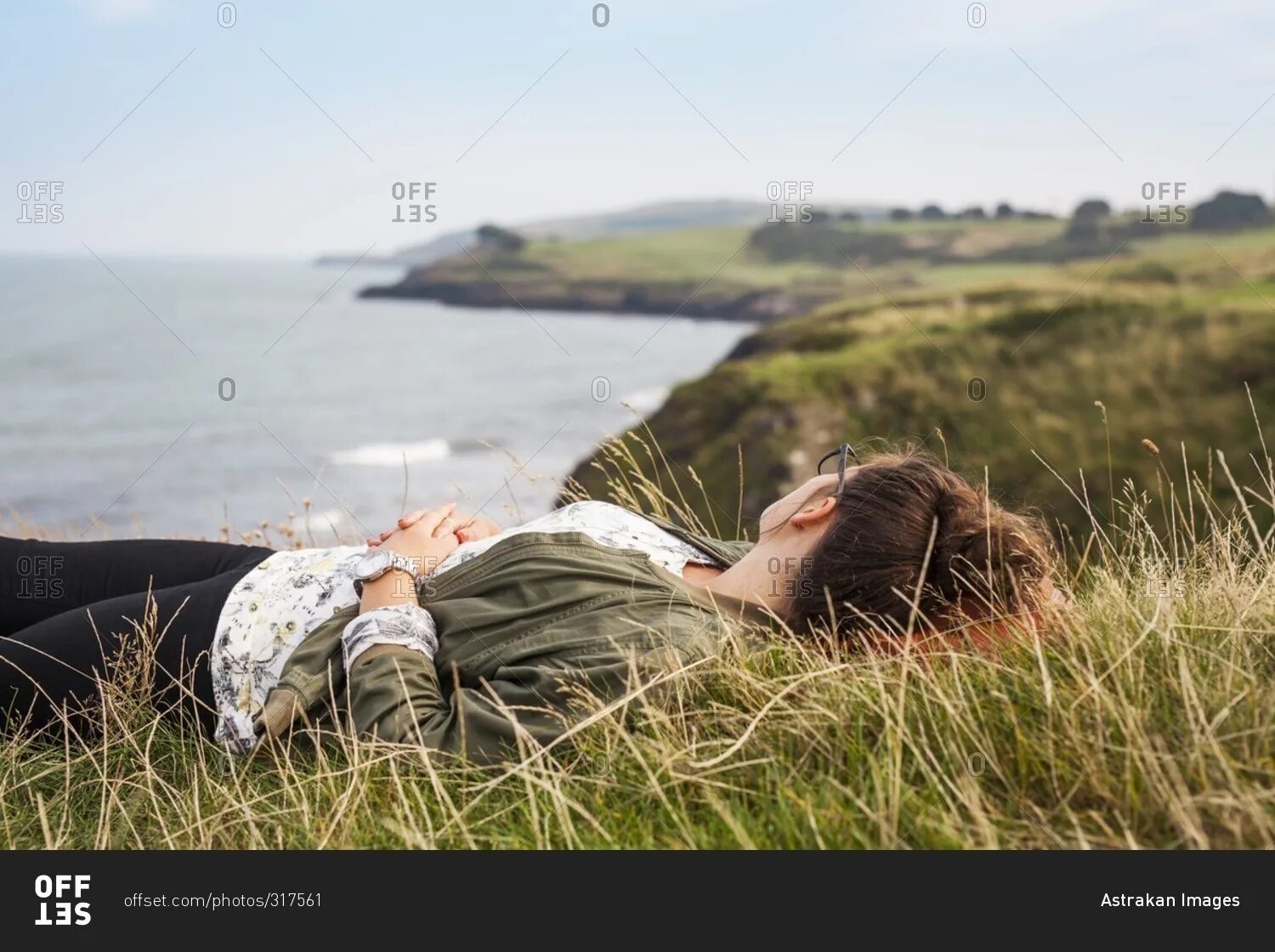 Гора девушка лежит. Девушка в горах. Над обрывом. Гора похожая на лежащую женщину. Горные лыжи горы.