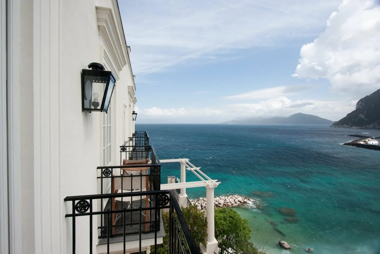 остров капри терраса море. сицилия лазурный берег. небольшие страны выходящие к морю. капри остров италия отели. греция улочки санторини фрески.