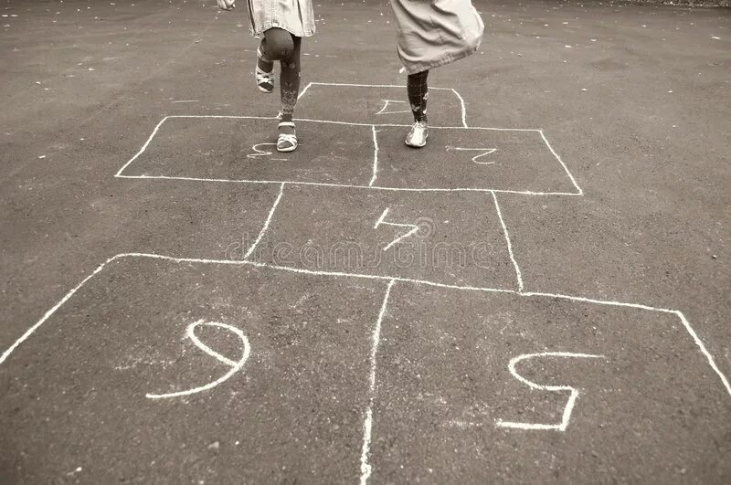 Девочка играет в классики. Девочка играет в классики. Советские игры классики. Дети прыгают в классики. Девочка играет в классики.