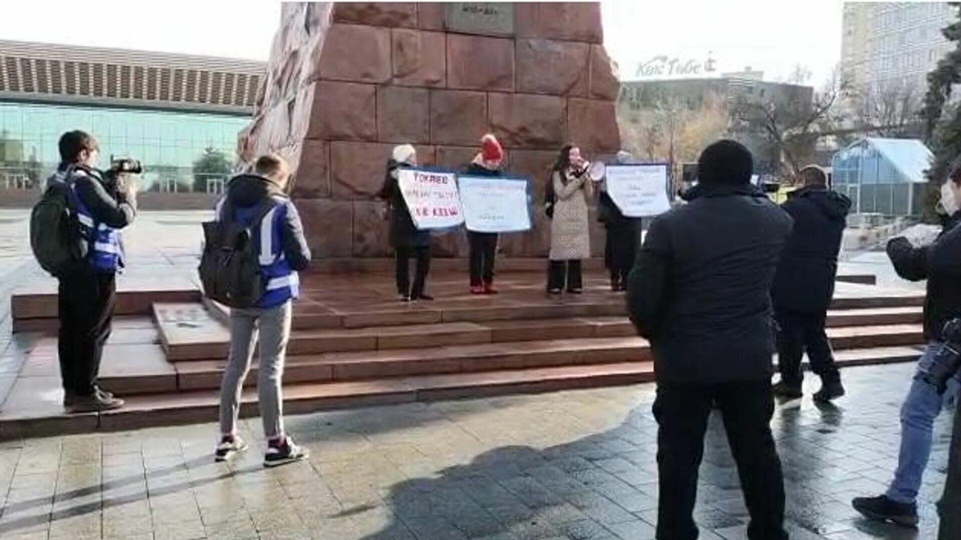 Экологическая организация провела несанкционированный митинг. Несанкционированный митинг. Митинг в Алматы сегодня. Казахстан митинги сейчас. Несанкционированный митинг пример.