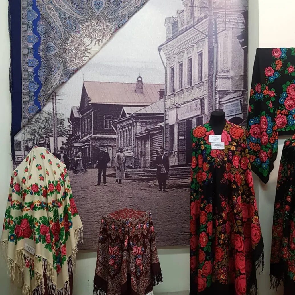 Сухаревская татьяна платки павловопосадские. Павловский посад музей платка. Павловский посад музей шали. Павлово-посадский платочный промысел. Платок татьяна павлопосадский.