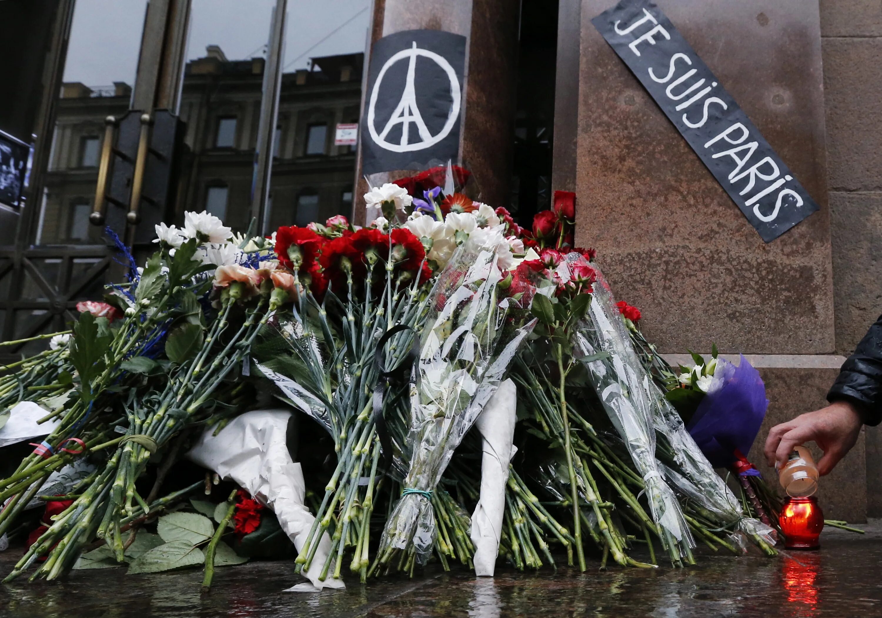 Франция выразила соболезнования. Мир скорбит вместе. Во Франции прощаются с жертвами теракта. Теракт в Париже 2015 реальные фот.