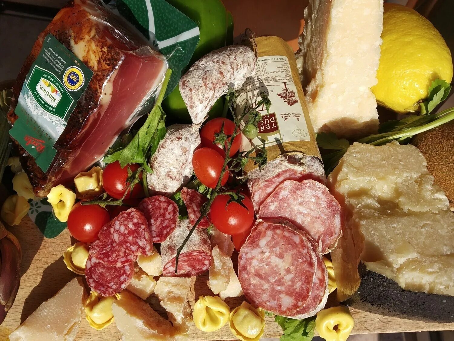 Любимые деликатесы. Ломо свинина. Ломо нарезка. Колбаса домашнего копчения. Любимые деликатесы.