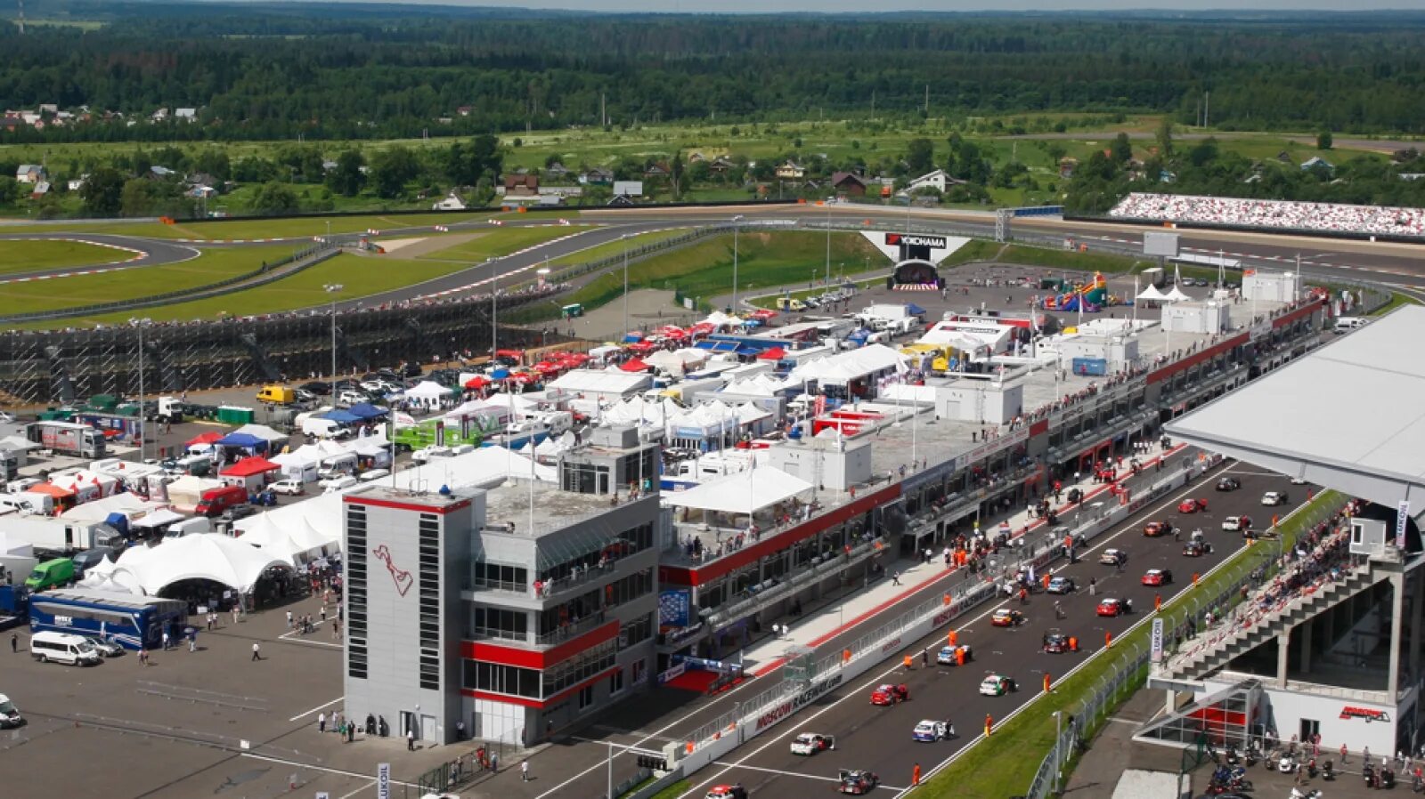 Гоночная трасса в волоколамске. Moscow raceway расписание. Adm raceway трибуны. Adm raceway лого. Adm raceway трибуны.