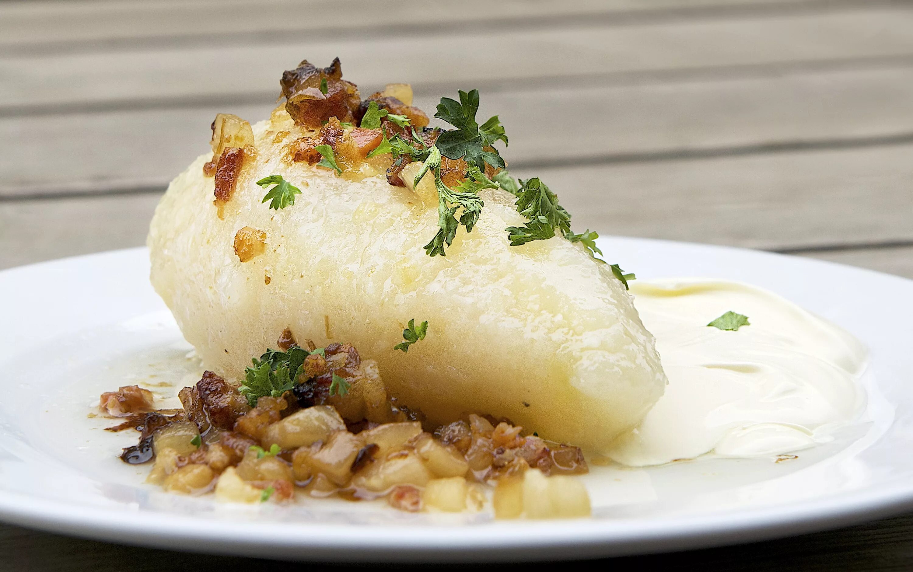 литовское блюдо цеппелины. литовское блюдо цеппелины. белорусская кухня цеппелины. зразы цеппелины. кусиос блюдо литовское.