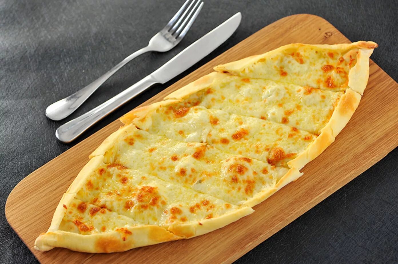 пиде 4 сыра. турецкая пиде с мясом. турецкое пиде с сыром рецепт. турецкое пиде с сыром рецепт. турецкая пита.