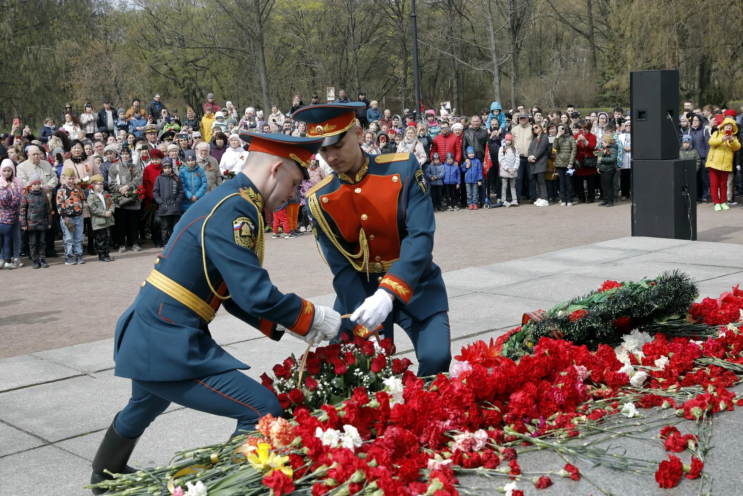 Цветы на 9 мая. День Победы возложение цветов. Цветок день Победы. 9 Мая Москва.