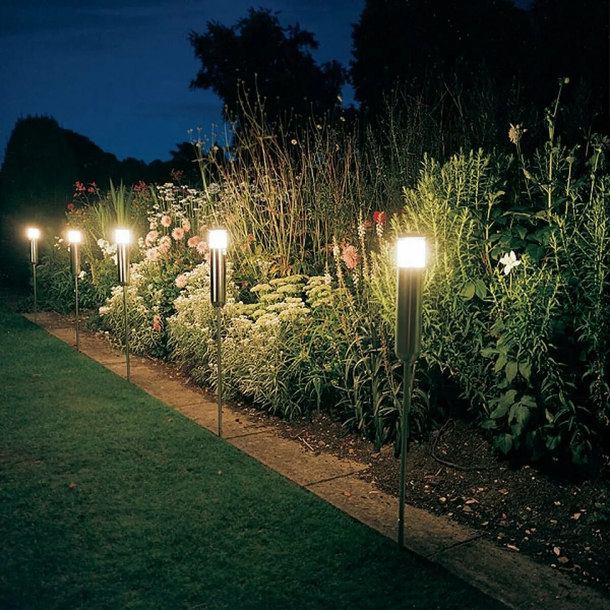 Поставь освещение. Михаил Маркин ландшафтное освещение. Освещение в саду. Декоративная подсветка сада. Декоративное уличное освещение.