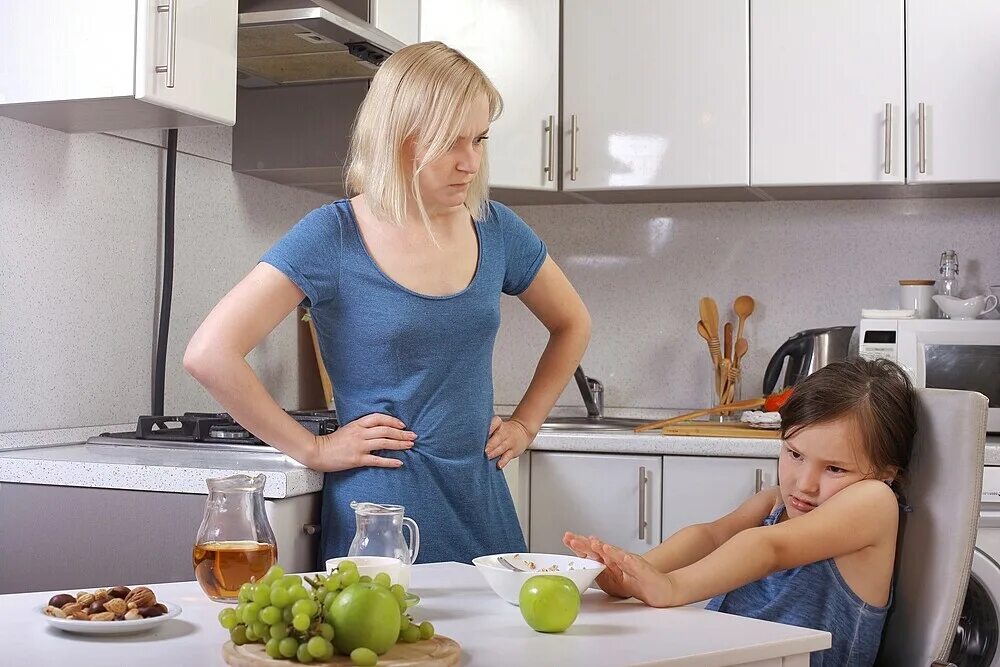 Mommy help. Кухня для детей. Мама заставляет есть ребенка. Ребенка заставляют. Мама доедает за ребенком.