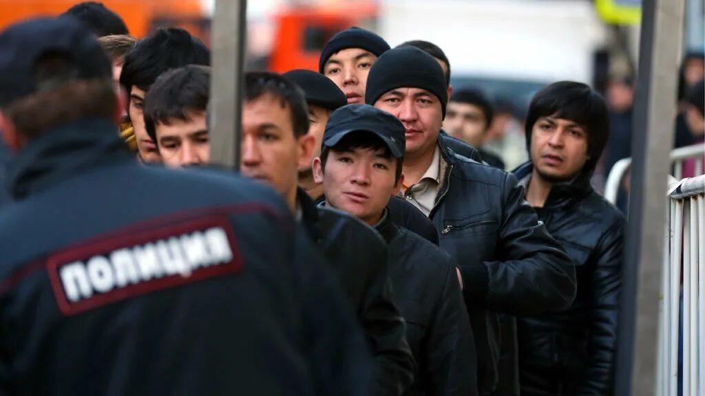 Сколько таджиков депортировали. Преступность мигрантов. Мигранты преступники. Преступность среди мигрантов. Мигранты в России.