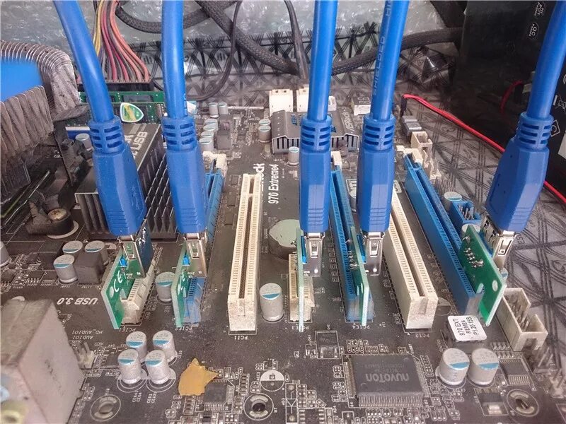 Как подключить райзер для видеокарты. Pci e х16 разъем для видеокарты. pci-e x4 провод для материнской платы. райзер 1х в 16х. райзер в pci слот материнской платы.