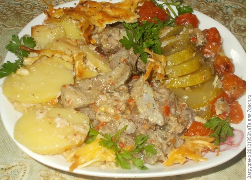 Индейка с овощами и картошкой в духовке. Индейка с картошкой в духовке. Индейка с картофелем в духовке. Запеченная индейка с картофелем. Запеченная индейка с картошкой.