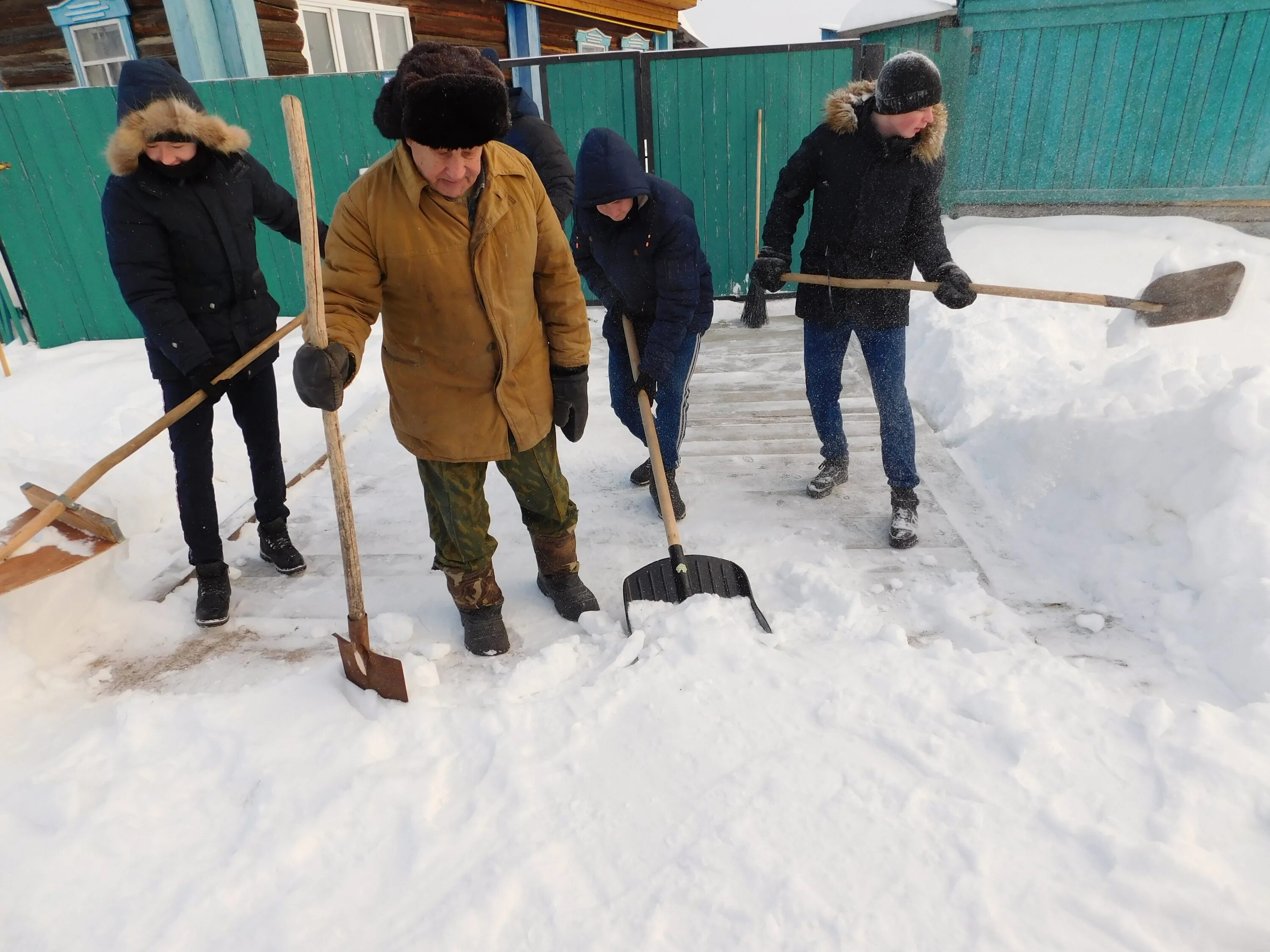 Тимуровцы волонтеры. Тимуровская помощь ветеранам. Приглашаем волонтеров в очистке снега. Тимуровская работа картинка. Что тимуровцы сделали для старухи молочницы