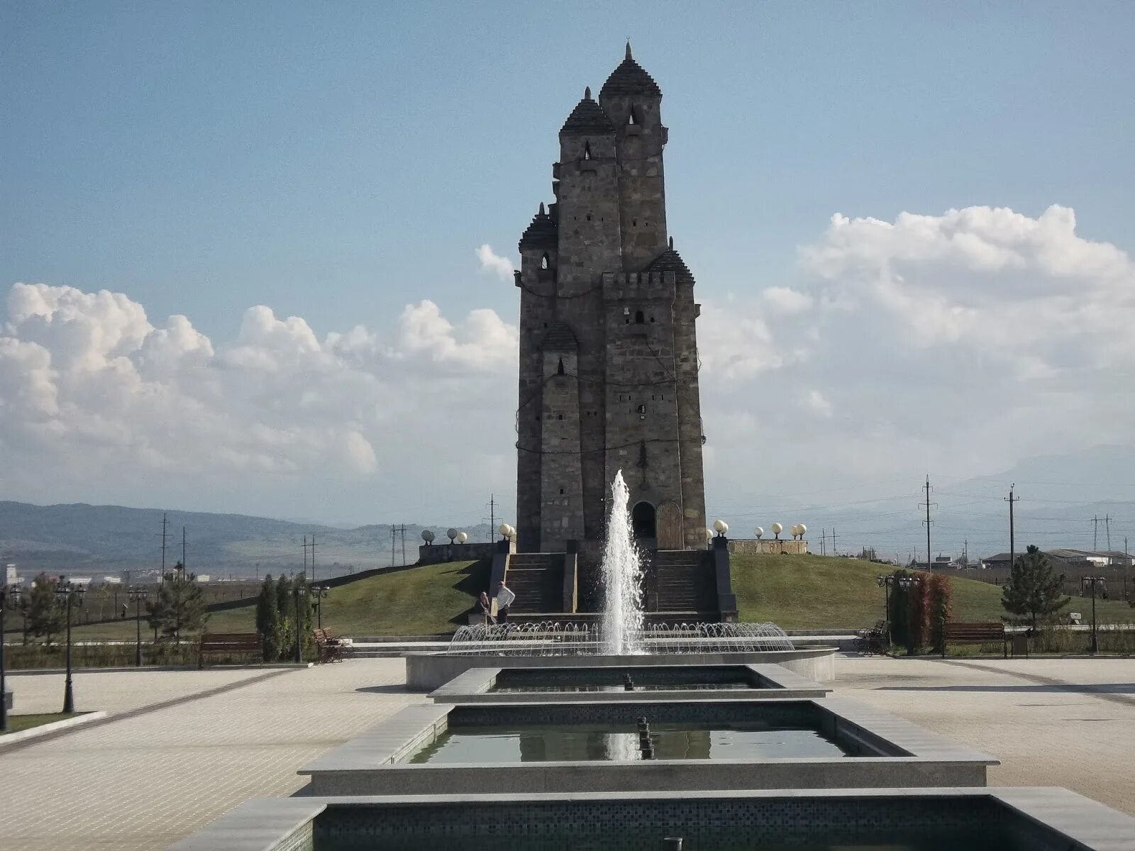 Мемориал «девять башен» назрань зимой. Мемориал «девять башен» назрань. Мемориал девять башен ингушетия. Назрань мемориал 9 башен. 9 башен.