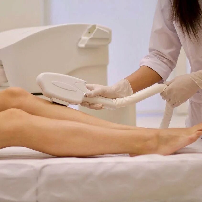 Крем для убирания волос на ногах. Депиляция воском подмышки. Депилятор крем для тела. Шугаринг бандажная техника глубокое бикини. Крем для депиляции ног.