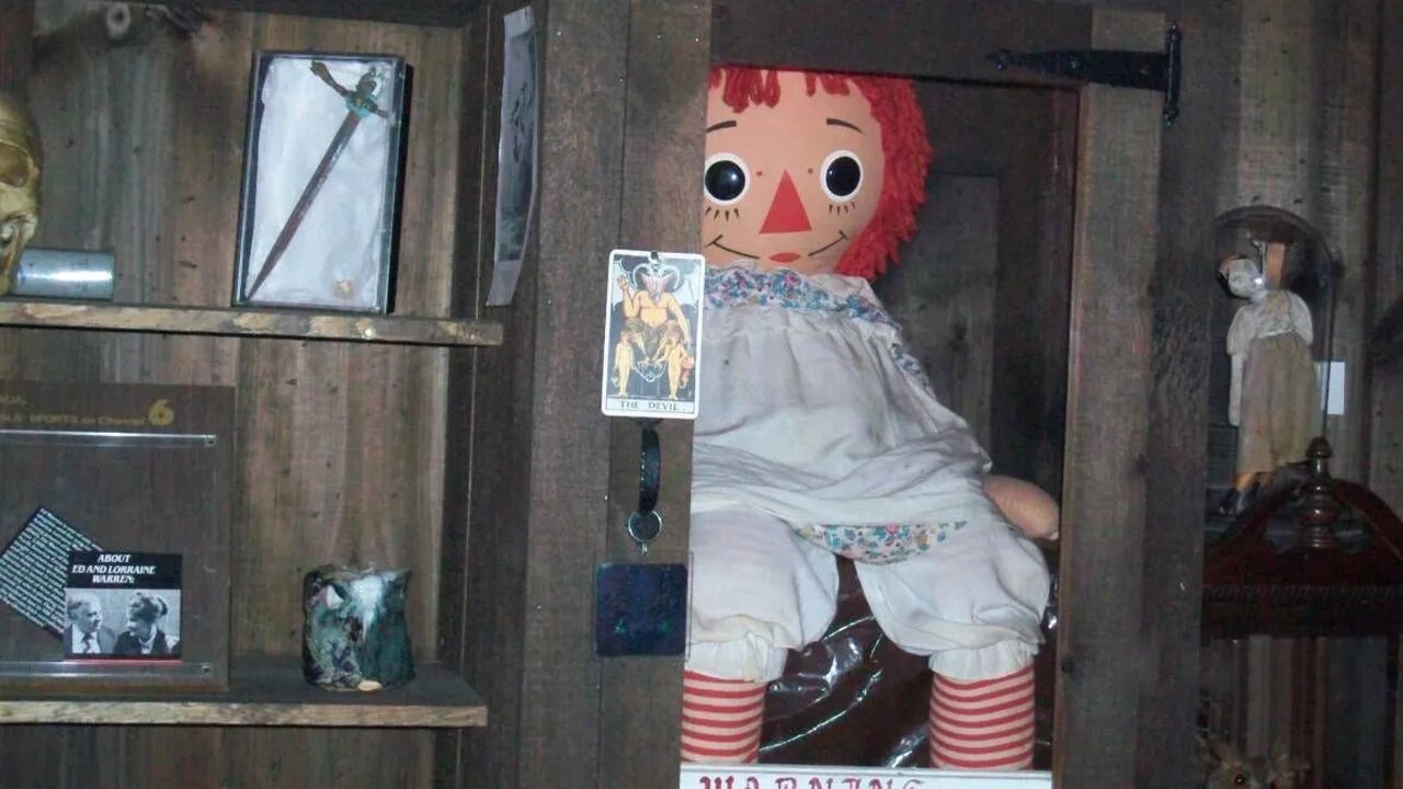 Кукла анабель в музее уорренов. Где находится кукла. Кукла аннабель легенда. Лоррейн уоррен анабель. Настаящая кукла анабэль.