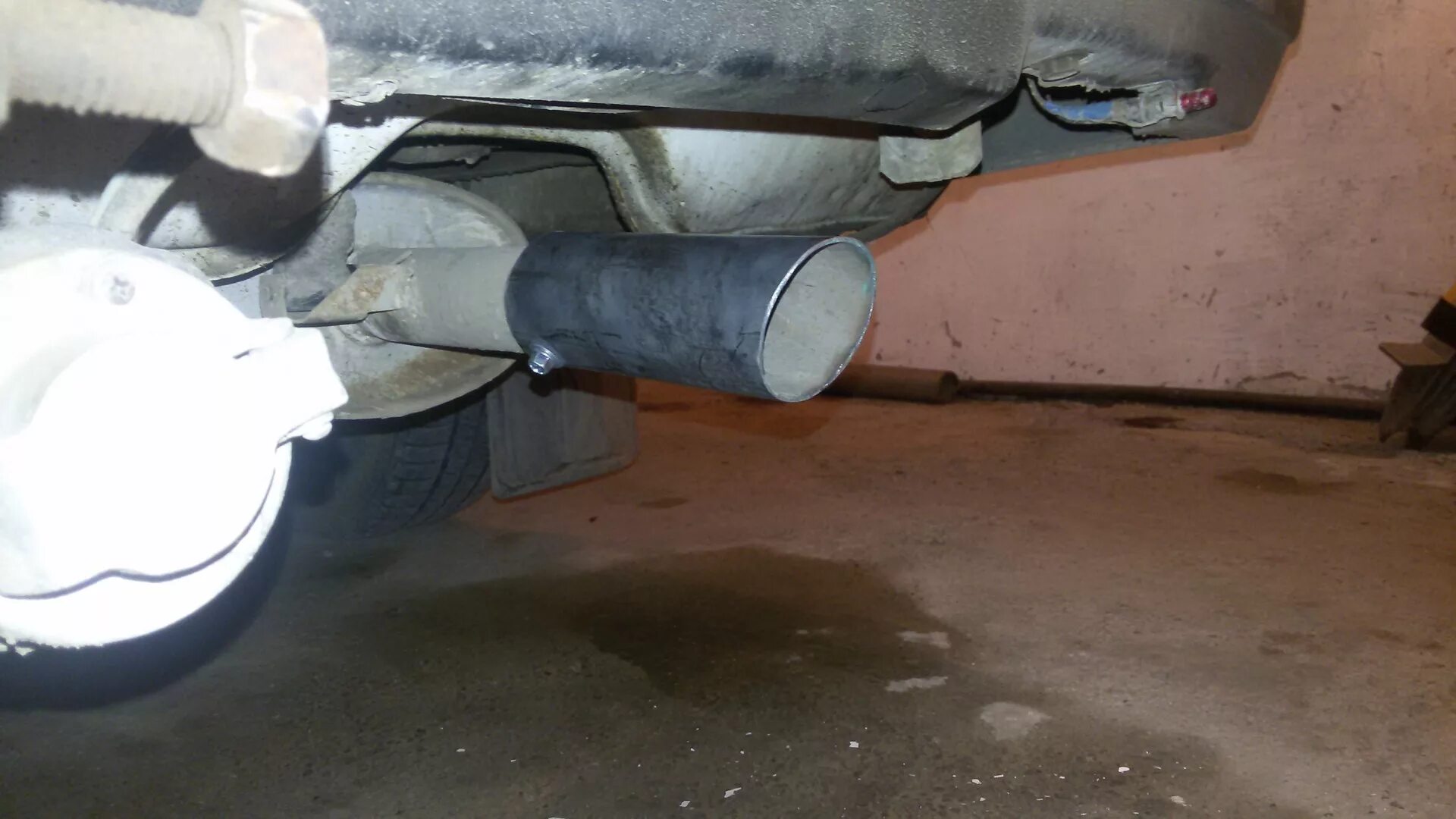 Охлаждение выхлопных газов. Выхлопной газ в салон. Выхлоп из выхлопной трубы. Причины запаха выхлопа. Выхлопные газы идут в салон.