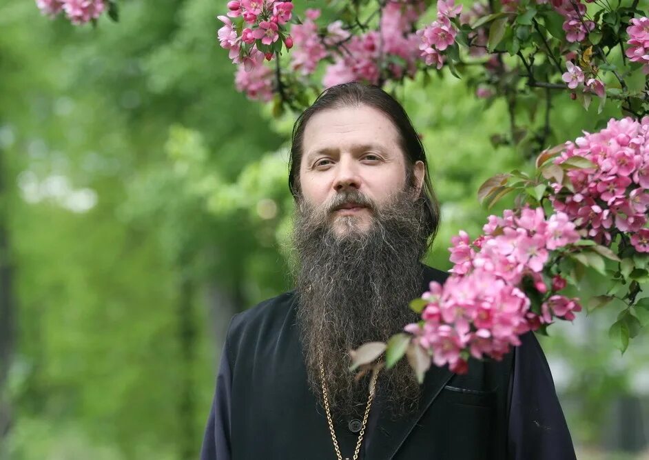 Семь священников. Андрей ткачев с матушкой. Семья православного священника. Храм вознесения господня в звенигороде священнослужители. Матушка в церкви.