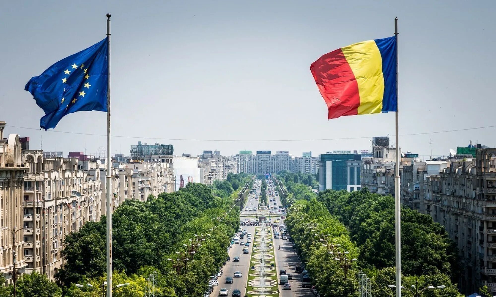 Румыния уровень жизни. Румыния Бухарест. Румыния Бухарест флаг. Румыния пойтахти. Бухарест столица Румынии флаг.