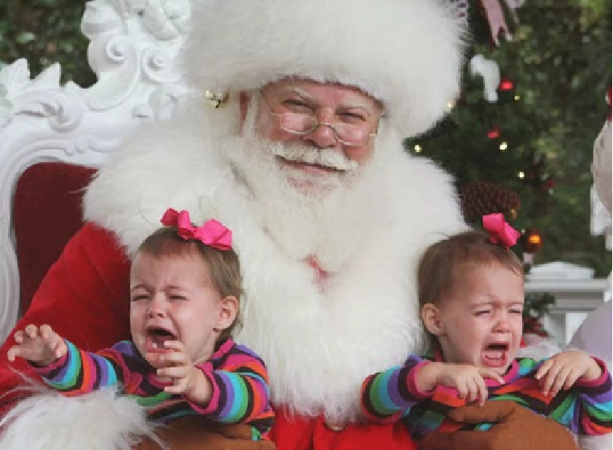 санта и дети. ребенок боится нового года. гринч - похититель рождества. малыш санта клаус. дети наряжают елку.