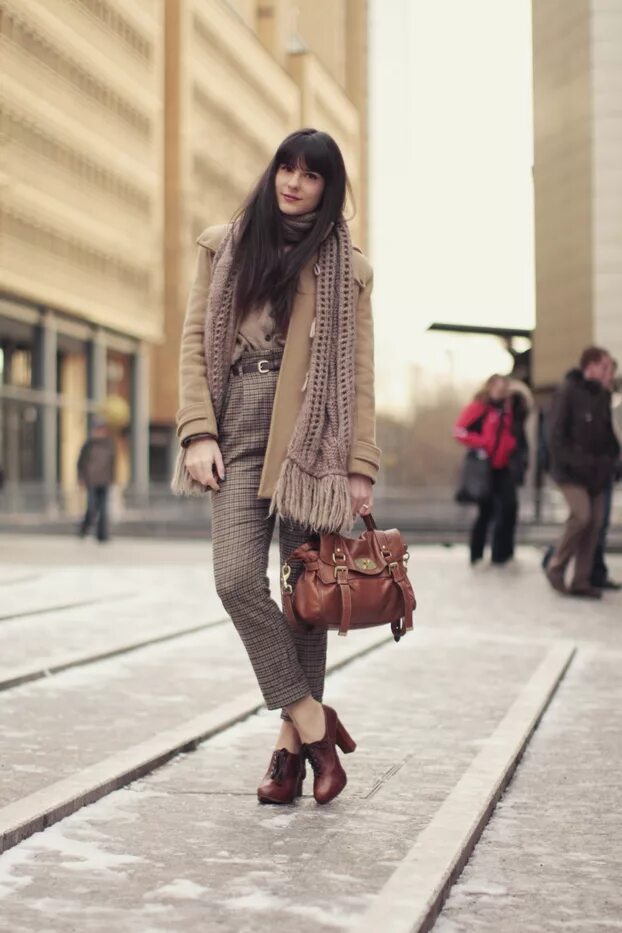 Пальто и ботильоны на каблуке. Модные женские образы с косухой. Образы с каблуками. Женственный образ с ботильонами. Ботильоны лук.