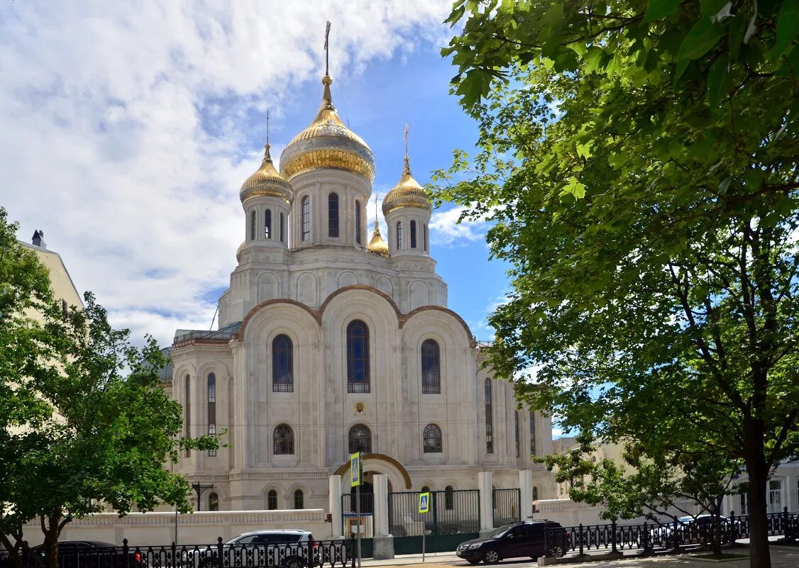 Церковь пояснение. Сретенский монастырь храм новомучеников. Церковь новомучеников Рождественский бульвар. Рождественский бульвар Сретенский монастырь. Храм Сретенского монастыря в Москве.