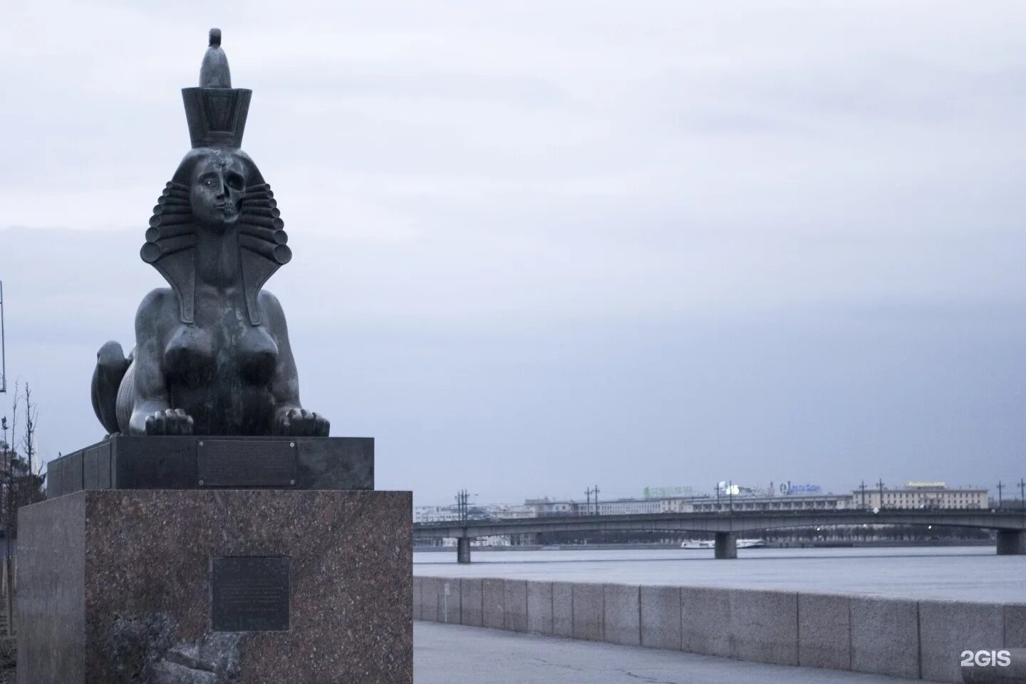 Памятник жертвам репрессий в санкт петербурге. Сфинксы на набережной робеспьера в санкт-петербурге. памятник жертвам политических репрессий санкт-петербург сфинкс. сфинксы шемякина- памятник жертвам политических репрессий. сфинксы на воскресенской набережной в санкт-петербурге.