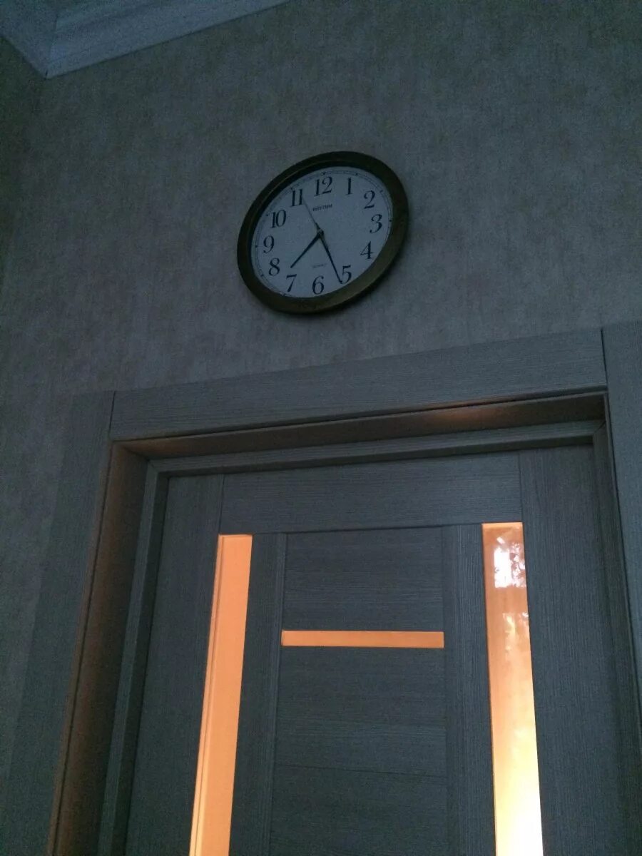 Настенные часы над дверью