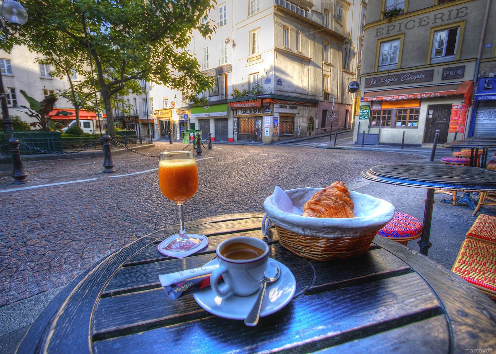 Уличное кафе. Красивое уличное кафе. Завтрак в уличном кафе. Завтрак в Париже. Попили улицу