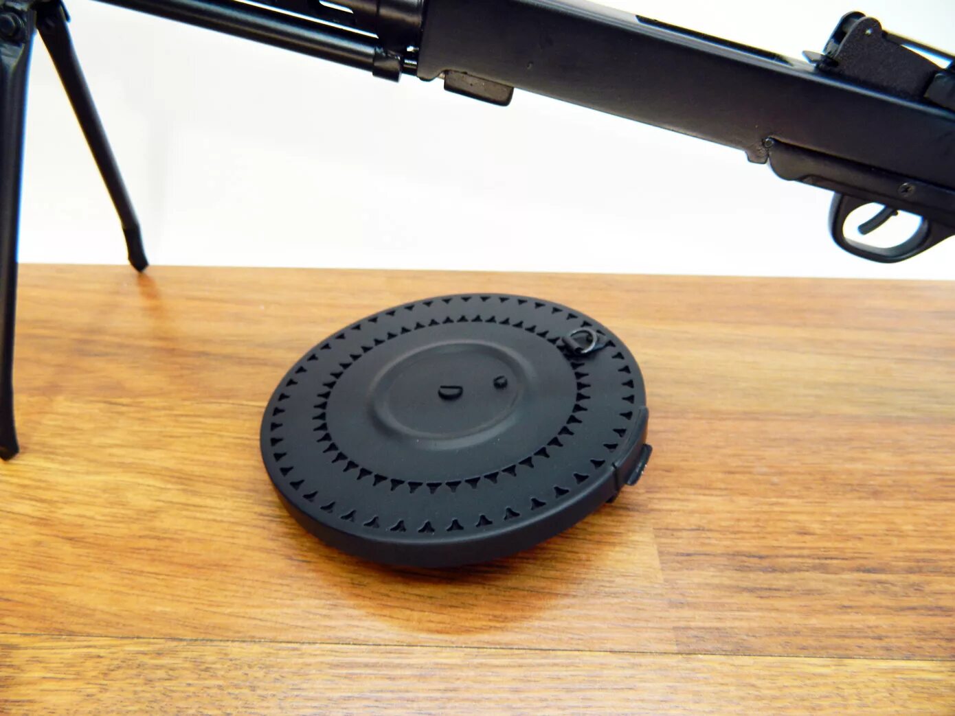 пистолет-пулемёт шпагина. подставка под пулемет дшк с подшипниками. подставка под водку из дерева пулемет. минибар пушка из дерева. пулемет дегтярева шпагина крупнокалиберный.