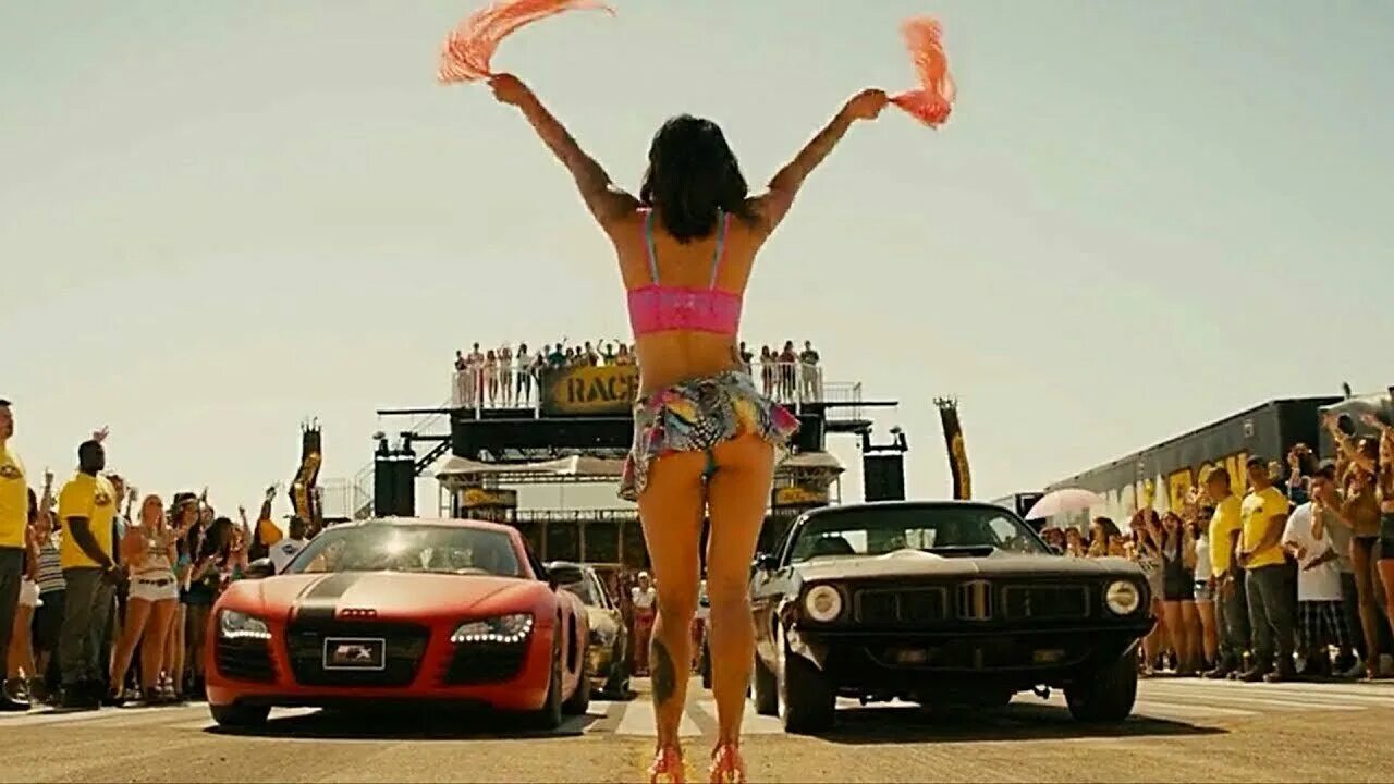 Девушки и авто. Девушка поет в пустыне на машине. Две девушки в кабриолете. Форсаж 7 фильм 2015 натали келли. Клип девушка на кабриолете.