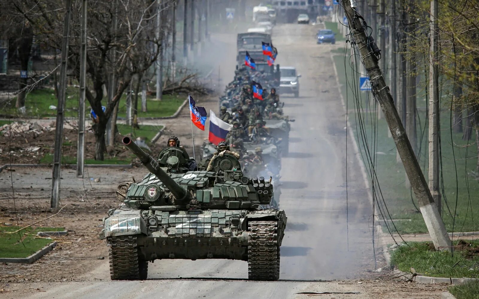 Сегодняшний военный. Танк РФ на Украине. Российские войска в Мариуполе. Военная колонна с флагами.