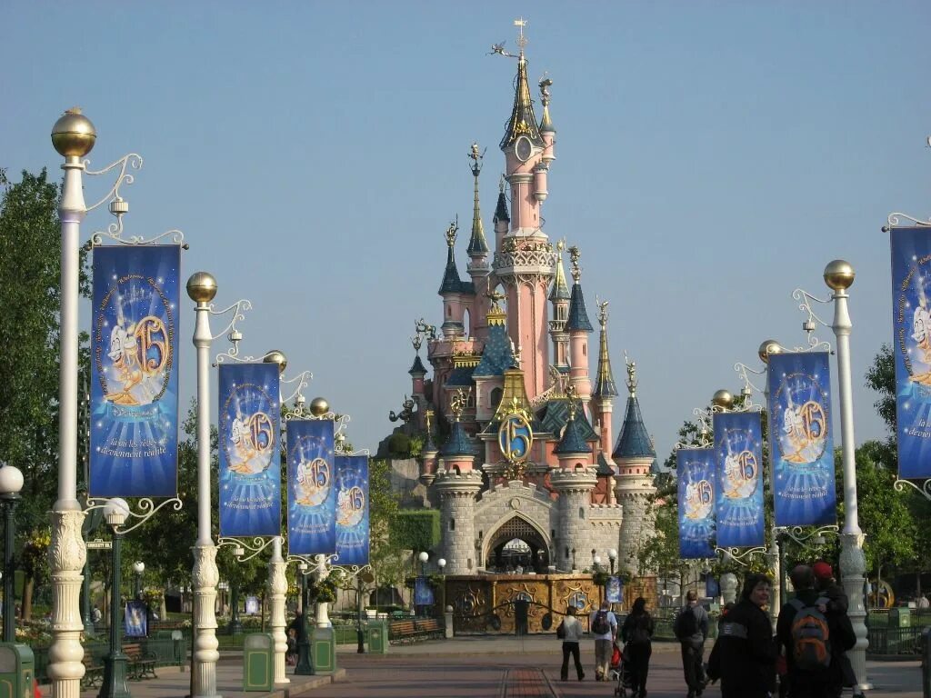 Тюльпан disneyland paris. Диснейленд сша принцессы. Диснейленд париж парки развлечений во франции. Диснейленд анахайм 1955. Замок диснейленд в париже.
