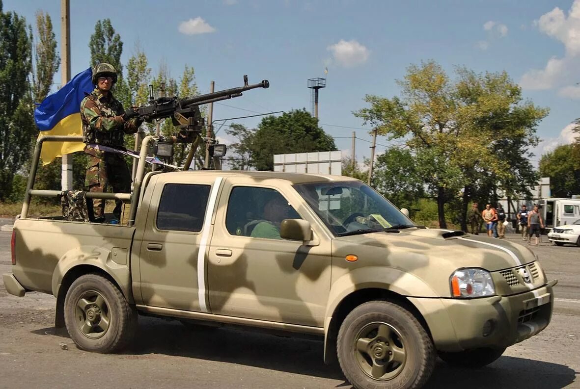 Пикапы украина. Toyota Hilux ДШК. Toyota Hilux 1995 с пулеметом. Mitsubishi l200 с пулеметом. Toyota Hilux гантрак.