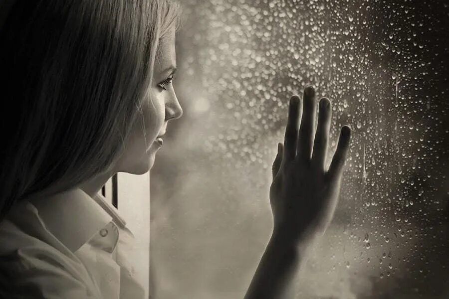 За окном девочка кто поет. Женщина у окна дождь. Девушка у окна дождь. Девушка за окном дождь. Девушка за дождливым окном.