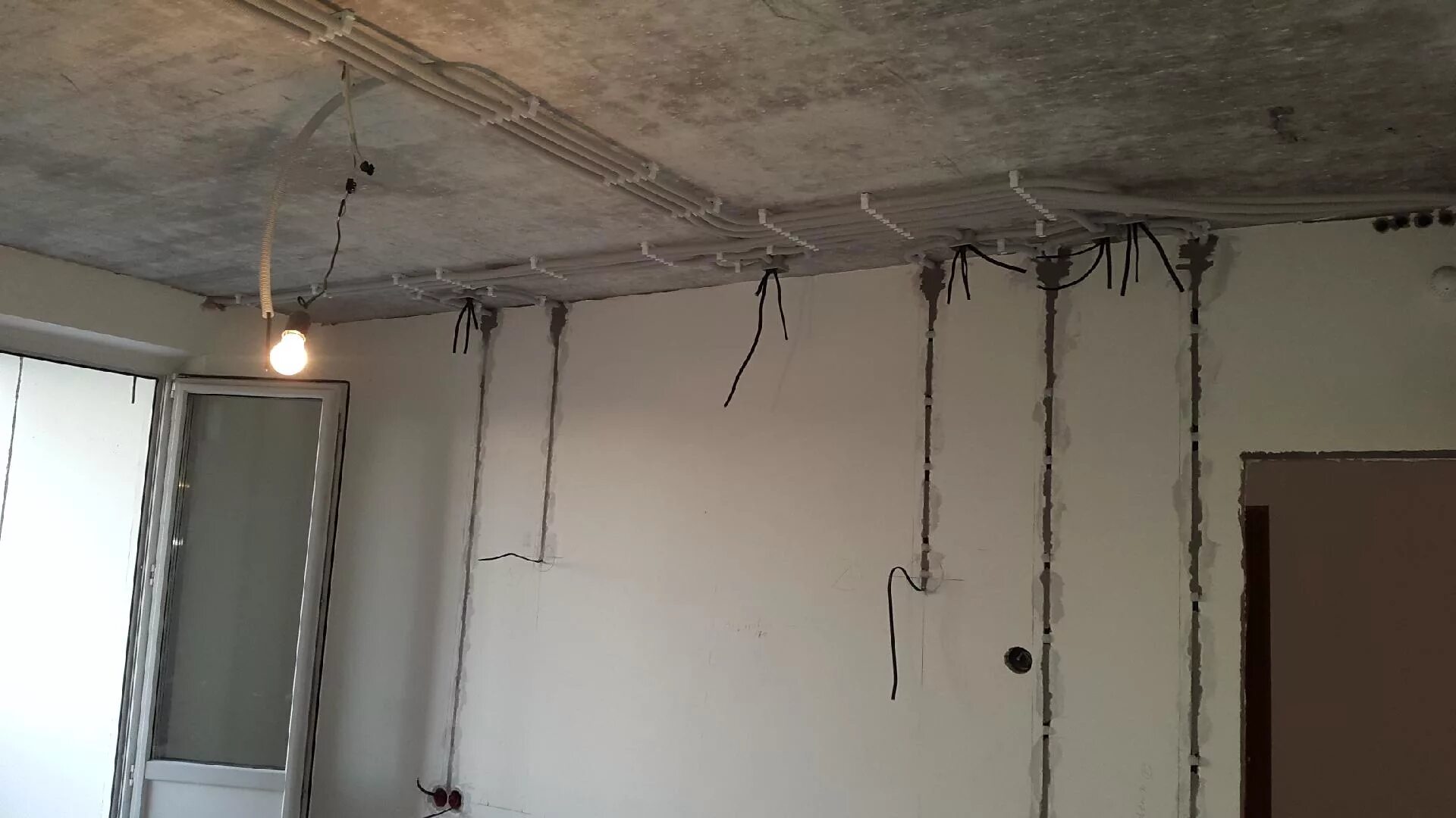 Прокладка гофры потолку. Монтаж электропроводки в квартире. Прокладка кабеля по потолку. Электрика в квартире. Электрика на потолке.