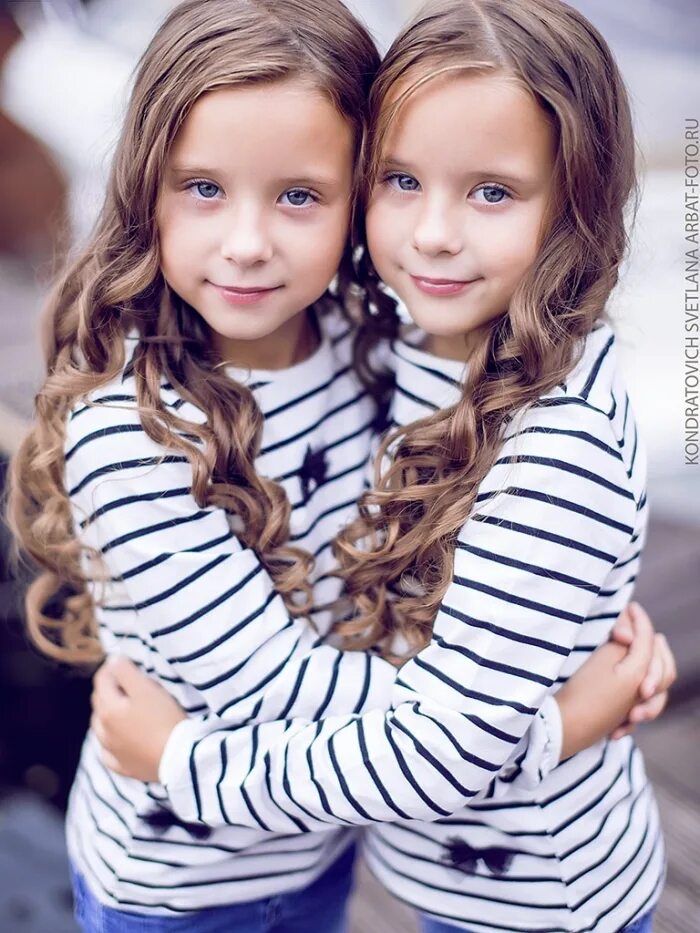 Какое сегодня сестра. Девочки близняшки. Двойняшки девочки. Фотосессия близняшек.
