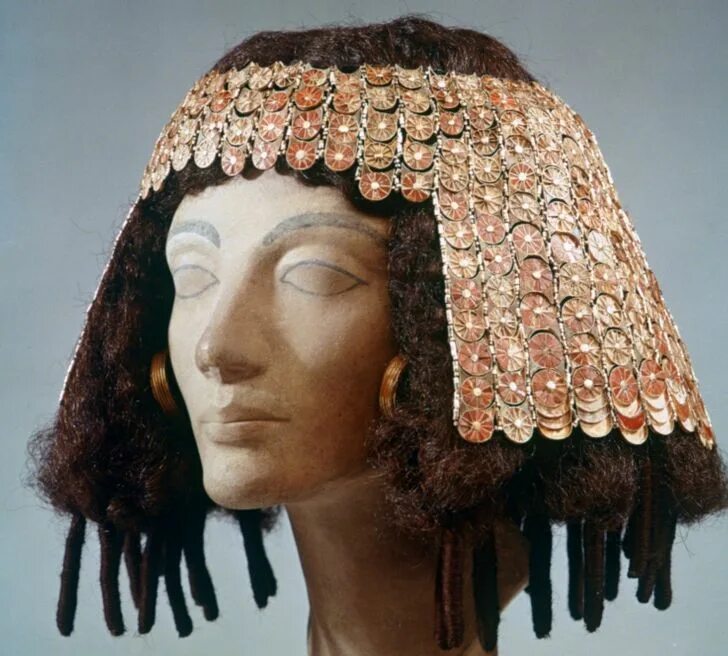 Парики египтян в древности. Прически древнего Египта. Парик фараона в древнем Египте. Египет музей парик.