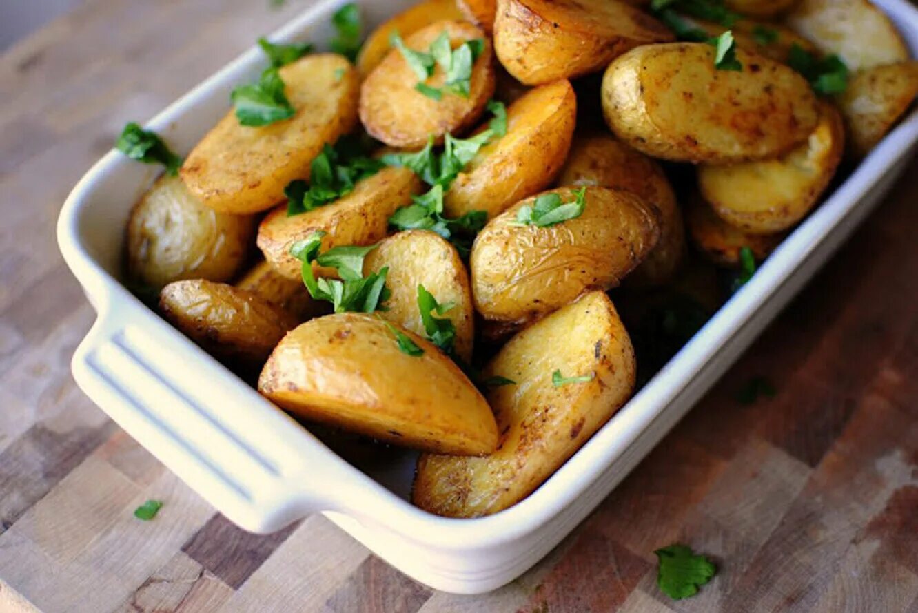 Рецепт вкусной картошки в духовке. Печеный картофель. Картофель в духовке. Запеченный молодой картофель. Картофель запеченный в духовке.
