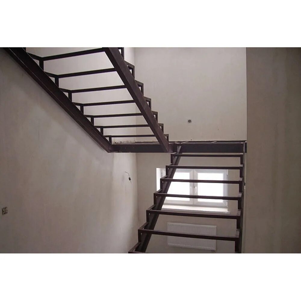 Профильная лестница на второй этаж. Лестница на второй этаж двухмаршевая. Лестница двухмаршевая п образная металлокаркас. Лестница железная двухмаршевая. Лестница 1 косоур металл.