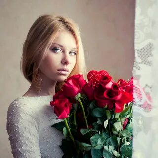 Красиво поза с цветами
