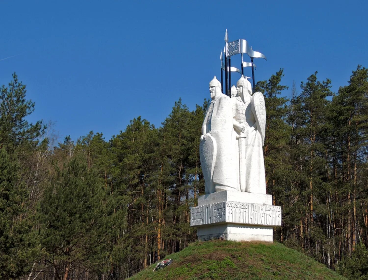 4 угр ватый досто н. Памятник стоянию на угре калуга. памятник стояние на угре 1480. стояние на реке угре памятник. памятник великому стоянию на угре.