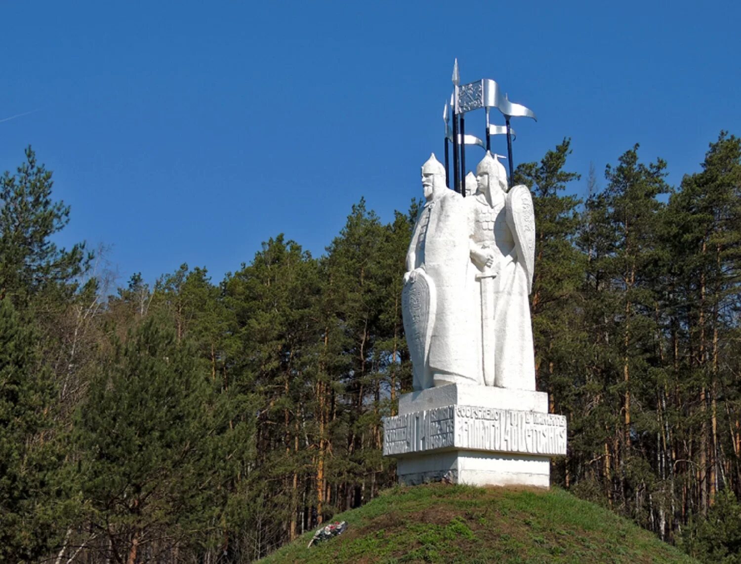 Памятники культуры калужской области. Памятник стоянию на Угре Калуга. Памятник стояние на Угре в Калужской области. Памятник стояние на Угре 1480. Стояние на реке Угре памятники Калужской области.